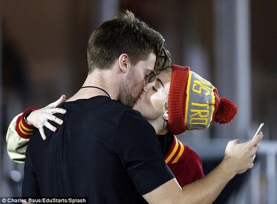 Miley Cyrus si Patrick Schwarzenegger, primul sarut in public