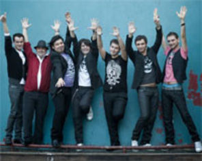 Jukebox canta in deschiderea concertului Simple Minds