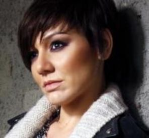 Neylini prezinta piesa Play me (audio)