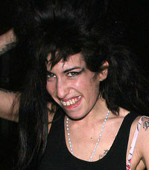 Amy Winehouse l-a agresat pe directorul unui teatru din Londra