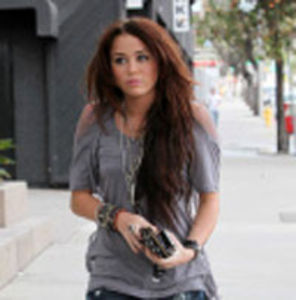 Miley Cyrus si paparazzi, la plimbare prin Beverly Hills (video)