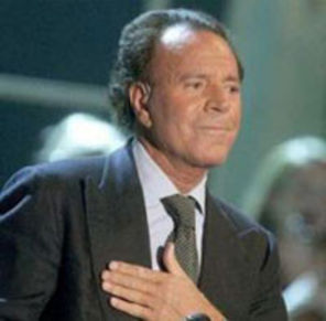 Julio Iglesias - destainuiri erotice in timpul unui concert