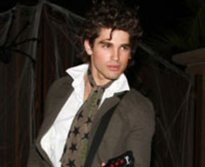 Justin Gaston s-a apucat de cantat. Cum vi se pare?