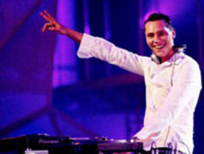 Tiesto pleaca de la party cu masina plina de fete (video)
