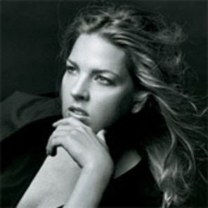 Diana Krall si Elvis Costello asteapta un copil