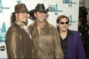 Brooks and Dunn, Keith Urban si Kenny Chasney - catigatori ai Country Music Awards