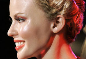 Kylie Minogue - parfumata la a patra statuie de ceara