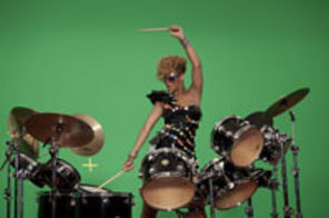 Rihanna - videoclip Rude Boy, premiera maine pe Youtube