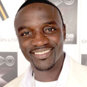 Sex si nisip in noul clip Akon - `Doesn`t Matter`