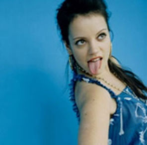 Lily Allen `Victoria Beckham deprima tinerii`