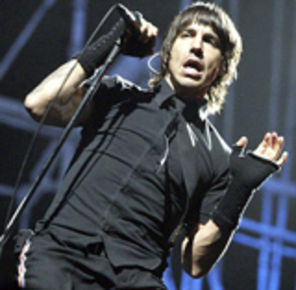 Red Hot Chili Peppers lasa piesa `Charlie` la mana fanilor