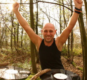 Phil Hartnoy (Orbital) si Yonderboi la BESTIVAL
