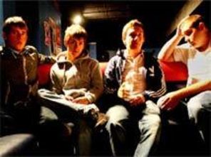 Arctic Monkeys - 18 piese simultan in topul britanic?