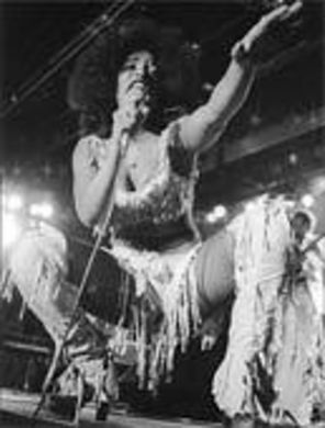 Chaka Khan face echipa cu tatal lui Beyonce
