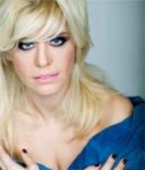 Loredana canta in duet cu ea insasi pe scena MTV