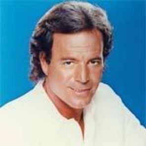 Julio Iglesias regreta ca a apelat la chirurgia estetica