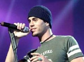 Enrique Iglesias - cadou pentru regina Suediei