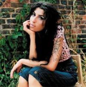 Amy Winehouse - tatuaj cu initialele sotului intr-o zona intima