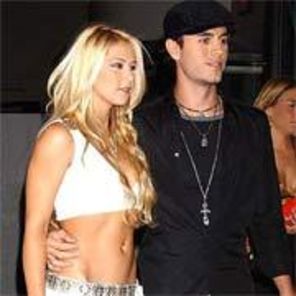 Despartirea lui Iglesias de Kournikova - o gluma