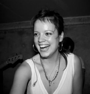 Lily Allen: `Sunt alcoolica`