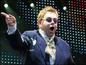 Elton John a cantat gratis la Kiev