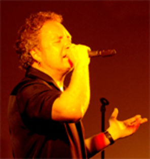 Solistul Simply Red are o fetita