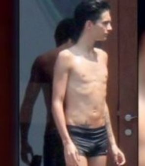 Bill Kaulitz isi expune corpul scheletic la soare (poze)