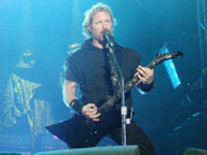 James Hetfield retinut la aeroport