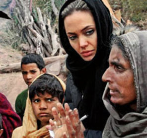 Brad Pitt o compara pe Angelina Jolie cu Bono si Lennon