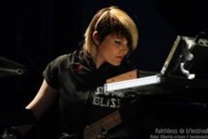Sister Bliss (Faithless) mixeaza in Kristal Glam Club