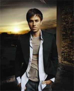 Enrique Iglesias lanseaza un album Greatest Hits in spaniola