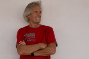 John McLaughlin canta la Sala Palatului pe 15 mai