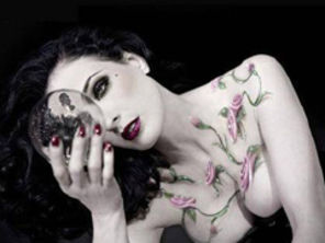 `Dita Von Teese: `Drogurile m-au despartit de Marilyn Manson`