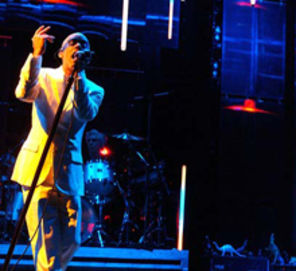 REM - al optulea number one cu `Accelerate`