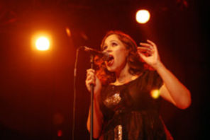 Solista Pink Martini a petrecut 4 ore la cumparaturi