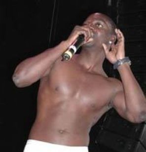 Opt persoane arestate la un concert al lui Akon