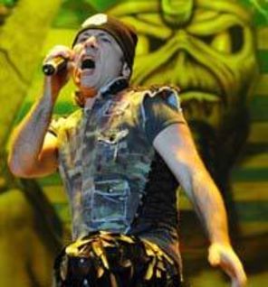 Iron Maiden promit un album nou