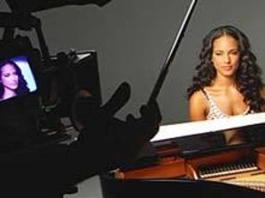 Alicia Keys este faraon, mama si femeie de afaceri in `Superwoman`