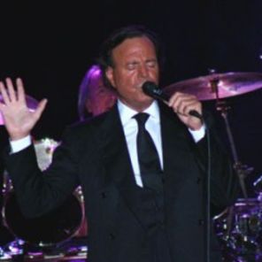 Julio Iglesias si-a intrerupt concertul din cauza unor probleme cu inima