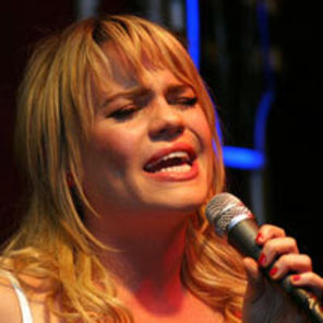 Duffy canta pe coloana sonora a comediei Hot To Lose Friends And Alienate People