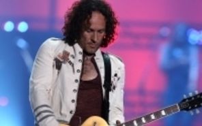 Chitaristul trupei Def Leppard: 