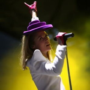 Roisin Murphy, imbracata de un designer roman, la Saptamana Modei din Milano