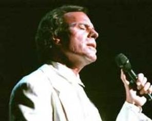 Julio Iglesias i-a sarutat mana lui Costel Busuioc