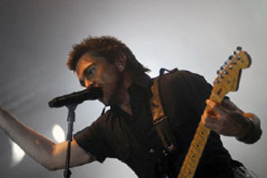 Galerie foto video: Juanes la Bucuresti - concert fierbinte