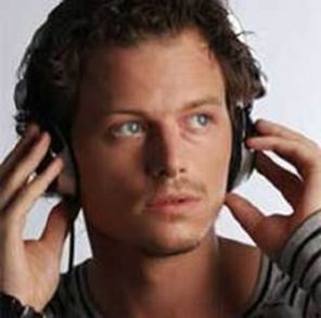 Fedde le Grand isi vizioneaza videoclipurile inainte de concert