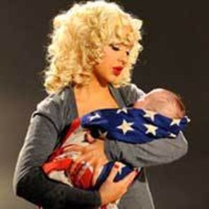 Christina Aguilera si fiul sau indeamna americanii la vot