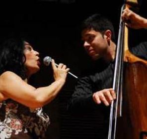 Cantaretii romani o sprijina pe Anca Parghel