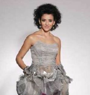 Analia Selis canta in deschiderea concertului Juanes
