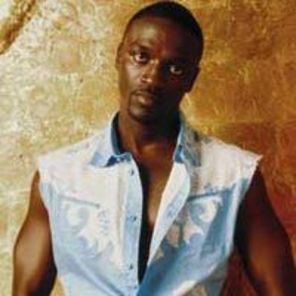 Akon, filmat in timp ce imbrancea 2 fane