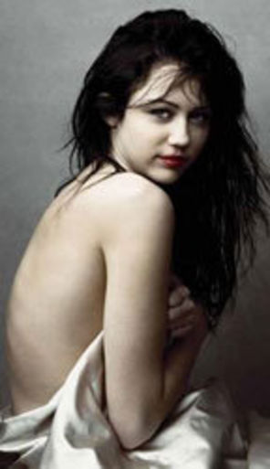 Miley Cyrus-` A fost o decizie proasta sa pozez goala`